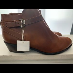 Leather light brown booties